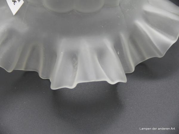 Jugendstil Lampenschirm gebraucht, Blütenkelchform mit reliefierter Oberfläche in Form von Ovalen im konvexen oberen Teil, ausgestellter Rand mit kleinen und größeren Kniffen, Glas grau satiniert,  H: 10cm, D: 16cm, Griffrand: 6cm, Detail Rand