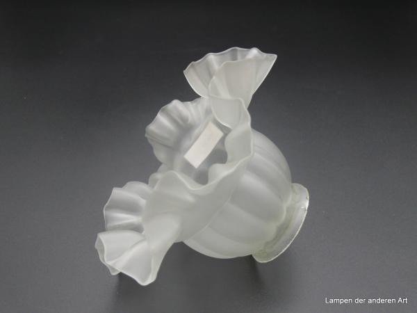 Jugendstil Lampenschirm gebraucht, Blütenkelchform mit reliefierter Oberfläche in Form von Ovalen im konvexen oberen Teil, ausgestellter Rand mit kleinen und größeren Kniffen, Glas grau satiniert,  H: 10cm, D: 16cm, Griffrand: 6cm liegend