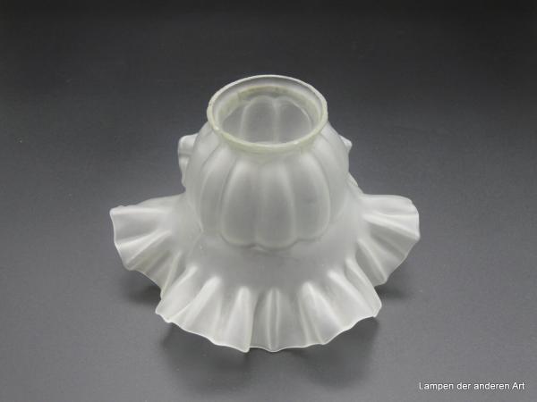 Jugendstil Lampenschirm gebraucht, Blütenkelchform mit reliefierter Oberfläche in Form von Ovalen im konvexen oberen Teil, ausgestellter Rand mit kleinen und größeren Kniffen, Glas grau satiniert,  H: 10cm, D: 16cm, Griffrand: 6cm