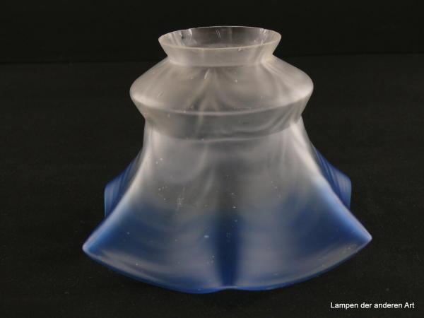 Jugendstil Lampenschirm gebraucht, Glaskörper von der Schulter abwärts grau satiniert und mit einem breiten Band in blauer Farbe abschließend, kantig ausgeformter Zylinder, Oberfläche in leichter Wellenstruktur, Nostalgie Ersatzschirm, Griffrand 6cm