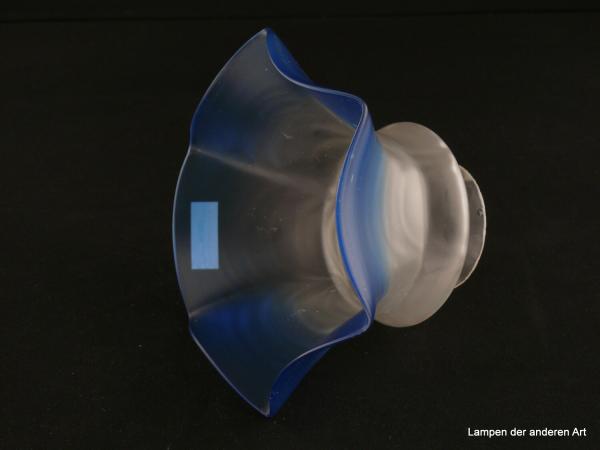 Jugendstil Lampenschirm gebraucht, Glaskörper von der Schulter abwärts grau satiniert und mit einem breiten Band in blauer Farbe abschließend, kantig ausgeformter Zylinder, Oberfläche in leichter Wellenstruktur, Nostalgieschirm, Glashalterand 6cm, liegend