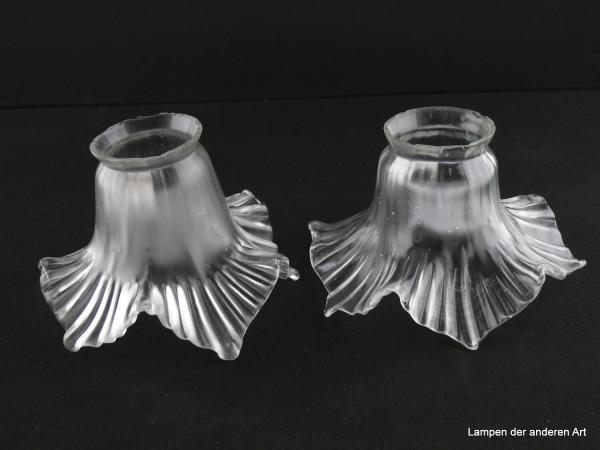 2-er Set Jugendstil Lampenschirm gebraucht, Glas transparent, gerader Zylinder, fünf spitz ausgezogene stilisierte Blütenblätter plissiert, Nostalgieglas Ersatzschirm für alte Lampen, D: ca.16cm, H: ca.10cm, Glashalter Griffrand 6cm
