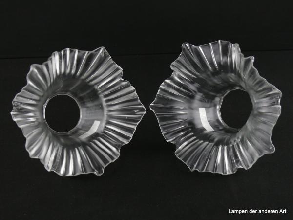 2-er Set Jugendstil Lampenschirm gebraucht, Glas transparent, gerader Zylinder, fünf spitz ausgezogene stilisierte Blütenblätter plissiert, Nostalgieglas Ersatzschirm für alte Lampen, D: ca.16cm, H: ca.10cm, Glashalter Griffrand 6cm, liegend