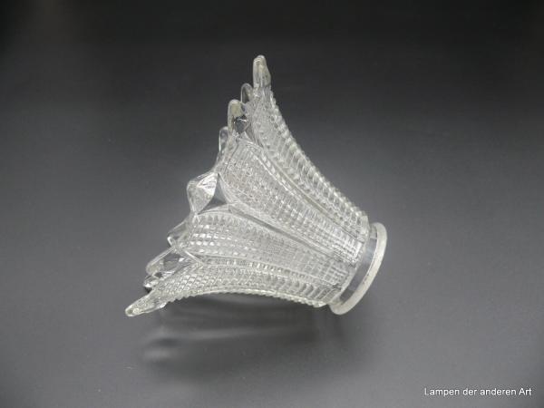 Art Deco Lampenschirm gebraucht, Pressglas/klar, konisch geweiteter schlanker Lampenkörper, reliefierte Wandung, Rauten bilden gezackten Abschlussrand, Ersatzglas D: 16cm, H: 11cm, Griffrand 6cm liegend