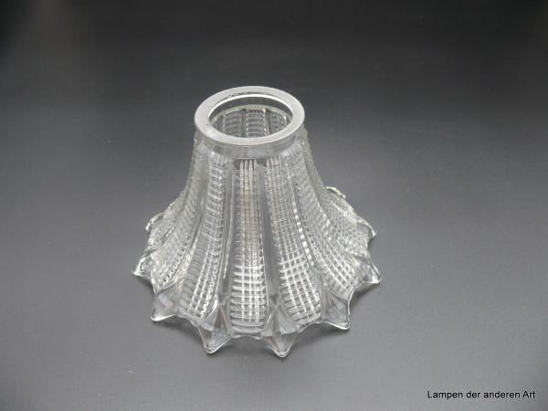 Art Deco Lampenschirm gebraucht, Pressglas/klar, konisch geweiteter schlanker Lampenkörper, reliefierte Wandung, Rauten bilden gezackten Abschlussrand, Ersatzglas D: 16cm, H: 11cm, Griffrand 6cm