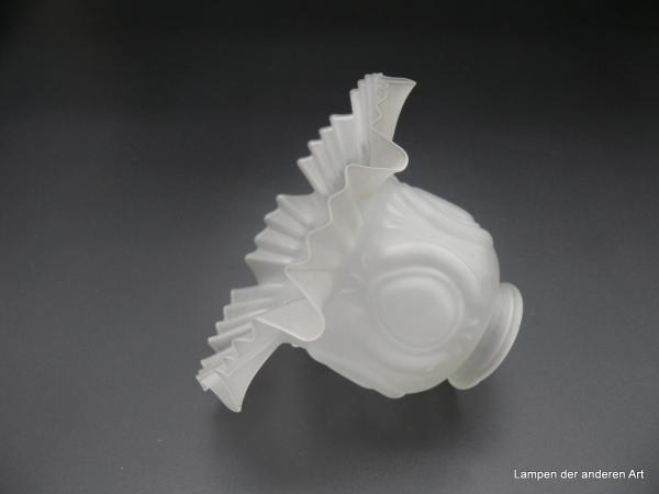 Jugendstil Lampenschirm gebraucht, Blütenform, Glas satiniert grau, zylindrischer Körper mit vierfachem Rapport reliefierter Tropfen, ausgestellter Rand mit zwei sich abwechselnden Kniffarten, D: 16cm, H: 11cm, Griffrand 6cm liegend