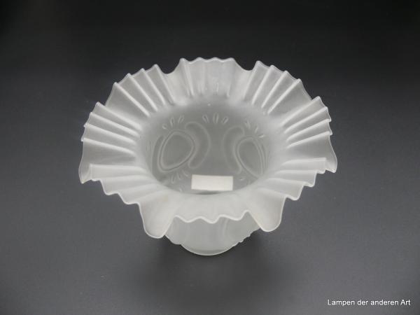 Jugendstil Lampenschirm gebraucht, Blütenform, Glas satiniert grau, zylindrischer Körper mit vierfachem Rapport reliefierter Tropfen, ausgestellter Rand mit zwei sich abwechselnden Kniffarten, D: 16cm, H: 11cm, Griffrand 6cm von innen