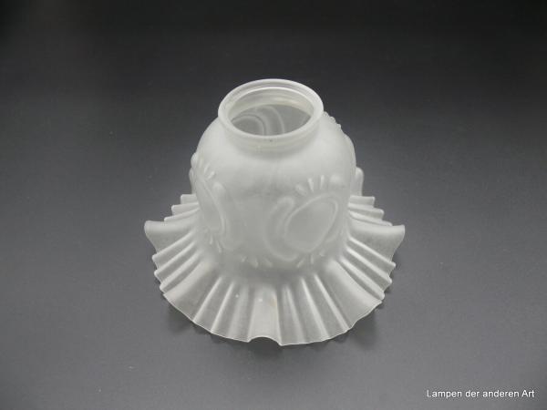 Jugendstil Lampenschirm gebraucht, Blütenform, Glas satiniert grau, zylindrischer Körper mit vierfachem Rapport reliefierter Tropfen, ausgestellter Rand mit zwei sich abwechselnden Kniffarten, D: 16cm, H: 11cm, Griffrand 6cm