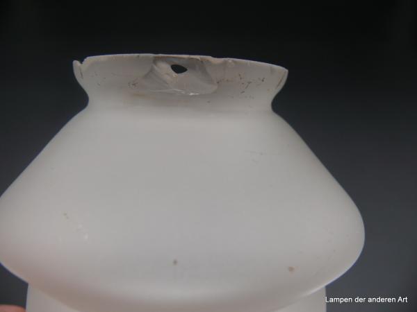 Jugendstil Lampenschirm gebraucht, floral geformter Glaskörper satiniert grau, bauchiger Kelch durch Einschnürung vom aufgebogenen Teil mit den gekniffenen Blütenblättern abgeteilt, Ersatzglas D: 16cm, H: 13cm, Griffrand 6cm, am Griffrand Chips
