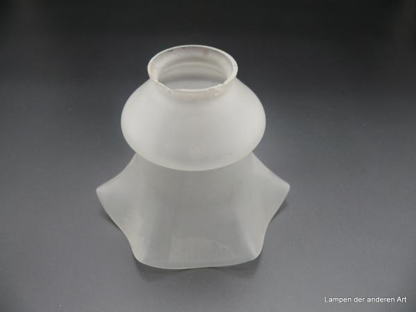 Jugendstil Lampenschirm gebraucht, floral geformter Glaskörper satiniert grau, bauchiger Kelch durch Einschnürung vom aufgebogenen Teil mit den gekniffenen Blütenblättern abgeteilt, Ersatzglas D: 16cm, H: 13cm, Griffrand 6cm