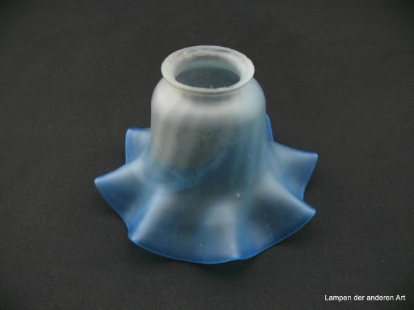 Jugendstil Lampenschirm gebraucht, Glas glockenförmig, grau/blau satiniert, obere Wandungszone grau, steigert sich zum aufgebogenen gekniffenen Rand hin ins Blau, Ersatzschirm H: 9,5cm, D: 16cm, Glashalter Griff-Rand 6cm