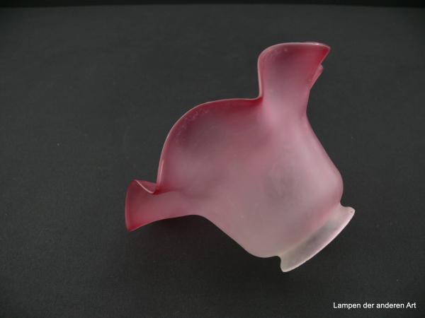 Jugendstil Lampenschirm gebraucht, Glas Glocke grau/rosa satiniert, untere Randzone rosa nach oben grau auslaufend, glatte Oberfläche, aufgebogener gewellter Abschlussrand, Ersatzschirm H: 9,5cm, D: 16cm, Glashalter Griffrand 6cm, liegend