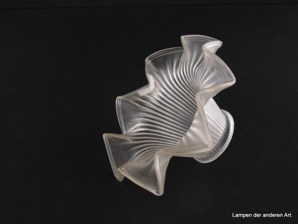 2-er Set Jugendstil Lampenschirm gebraucht, Glas grau satiniert, gerillte Wandung, in Dreieckform aufgezogener Abschlussrand, stilisierte Blüte, Nostalgie Ersatzglas, D: ca. 17cm, H: ca.8cm, Glashalter Griffrand 6cm, seitlich