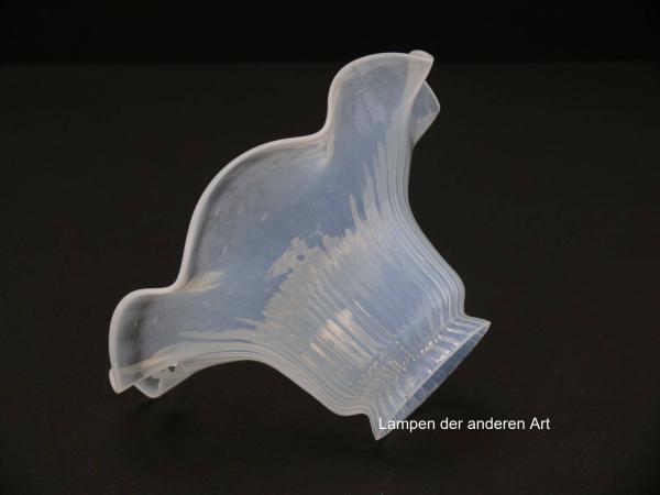 antiker Jugendstil Lampenschirm, gebraucht, milchiger Grund, leicht reliefierte Oberfläche, florale Form, Nostalgie Ersatzglas, D: ca.17cm, H: ca.8cm, Glashalter Griffrand 6cm, seitlich