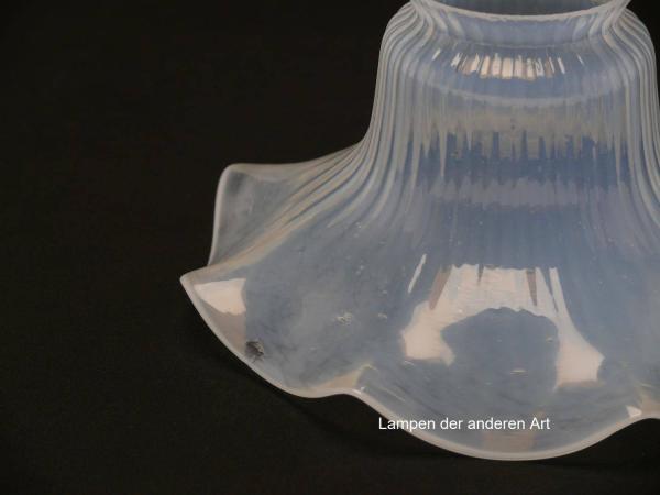 antiker Jugendstil Lampenschirm, gebraucht, milchiger Grund, leicht reliefierte Oberfläche, florale Form, Nostalgie Ersatzglas, D: ca.17cm, H: ca.8cm, Glashalter Griffrand 6cm, Detail Chip am Rand