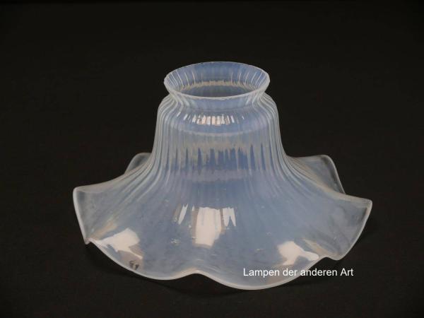 antiker Jugendstil Lampenschirm, gebraucht, milchiger Grund, leicht reliefierte Oberfläche, florale Form, Nostalgie Ersatzglas, D: ca.17cm, H: ca.8cm, Glashalter Griffrand 6cm