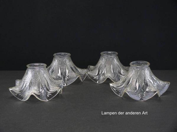 4-er Set Jugendstil Lampenschirm gebraucht, antik, Pressglas klar, ausgestellte reliefierte Wandung, geschwungener Abschlussrand, Nostalgie Ersatzglas, Glashalter Ø6cm, im Set