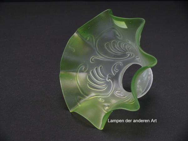 antiker Jugendstil Lampenschirm gebraucht, geweiteter Glaszylinder grau satiniert, Oberfläche Dekor aufgeworfen, aufgezogener gekniffener Rand grün, Nostalgie Ersatzglas, D: ca.17cm, H: ca.10cm, Glashalter Griffrand Ø 6cm, liegend