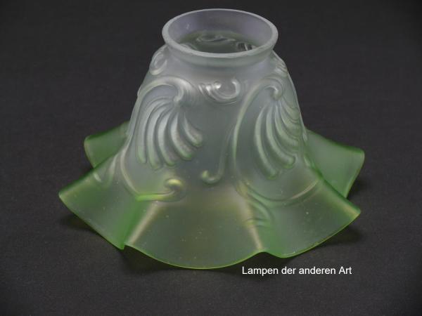 antiker Jugendstil Lampenschirm gebraucht, geweiteter Glaszylinder grau satiniert, Oberfläche Dekor aufgeworfen, aufgezogener gekniffener Rand grün, Nostalgie Ersatzglas, D: ca.17cm, H: ca.10cm, Glashalter Griffrand Ø 6cm
