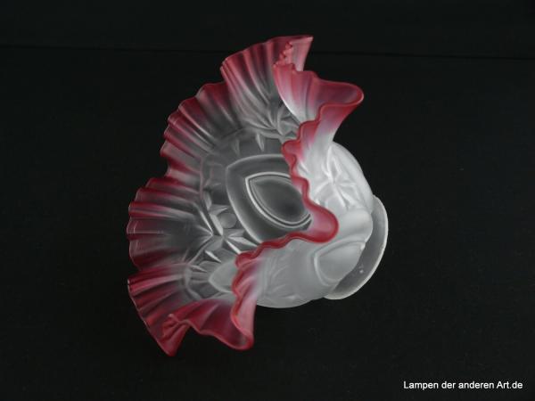 Jugendstil Lampenschirm gebraucht, Glas satiniert, sehr auffällige reliefierte Herzen auf dem kurzen Zylinder, ausgestellter gefalteter Rand rot auslaufend, Ersatzglas für alte Lampen, D: ca.17cm, H: ca.9cm, Glashalter Griffrand 6cm, liegend