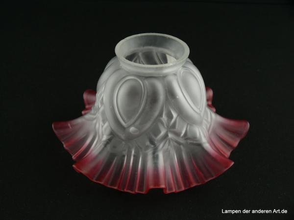 Jugendstil Lampenschirm gebraucht, Glas satiniert, sehr auffällige reliefierte Herzen auf dem kurzen Zylinder, ausgestellter gefalteter Rand rot auslaufend, Ersatzglas für alte Lampen,  Griff 6cm, Detail größerer Lufteinschluss in einem Herz