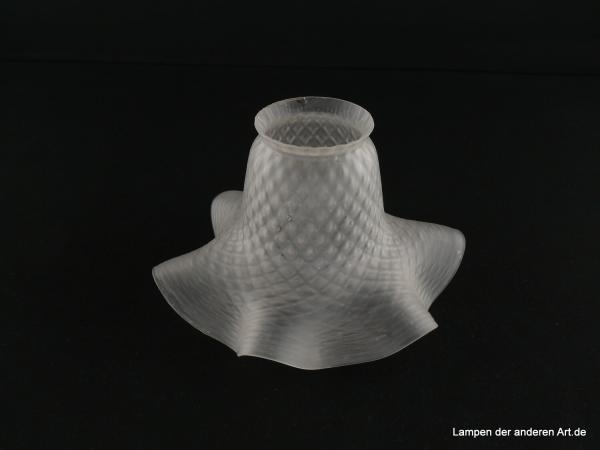 3-er Set Jugendstil Lampenschirm gebraucht, Glas grau satiniert, stilisierte Blüte, reliefierte Rhomben auf der zylindrischen Wandung, Nostalgie Ersatzglas, D: ca.17m, H: ca.10cm, Glashalter Griffrand 6cm, leichte Gebrauchsspuren, einzeln