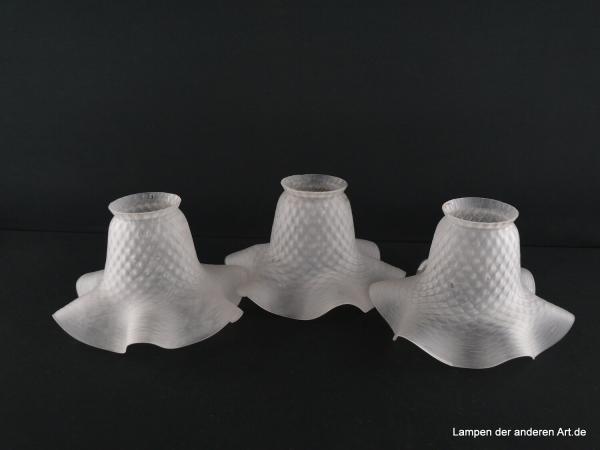 3-er Set Jugendstil Lampenschirm gebraucht, Glas grau satiniert, stilisierte Blüte, reliefierte Rhomben auf der zylindrischen Wandung, Nostalgie Ersatzglas, D: ca.17m, H: ca.10cm, Glashalter Griffrand 6cm, leichte Gebrauchsspuren