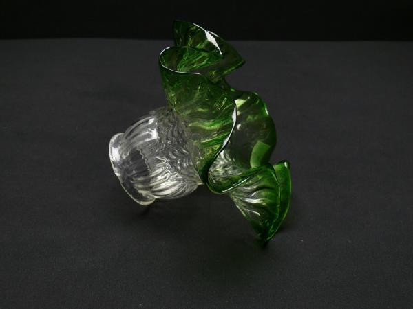 Jugendstil Lampenschirm gebraucht, zylindrischer Körper, profilierte Wandung, obere Zone farbloses Klarglas, untere Zone in grün, nach außen gezogen und gewellt,  Nostalgieglas D: 17cm H: 10cm, Griffrand Glashalter 6cm, liegend
