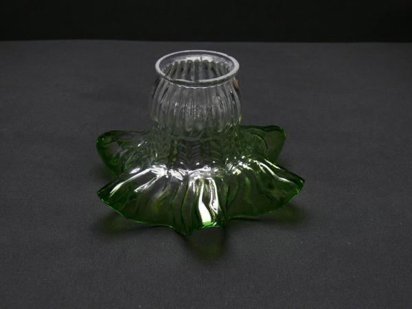 Jugendstil Lampenschirm gebraucht, zylindrischer Körper, profilierte Wandung, obere Zone farbloses Klarglas, untere Zone in grün, nach außen gezogen und gewellt,  Nostalgieglas D: 17cm H: 10cm, Griffrand Glashalter 6cm