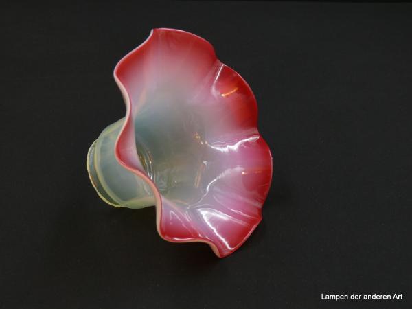 Jugendstil Lampenschirm gebraucht, Glas außen milchig gelblich, innere Wandung vom Hals zum Rand im Farbverlauf vom blassen zum satten Rosé, untere Zone nach außen gezogen und in vertikalen Wellen auslaufend, Glashalter Griffrand 6cm, von innen