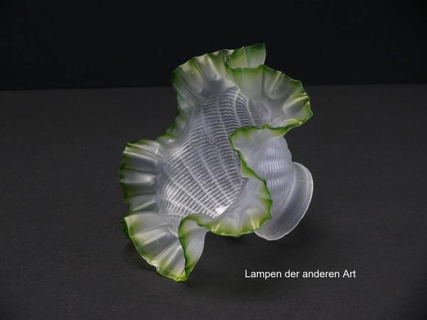 Jugendstil Lampenschirm gebraucht, Glas grau satiniert, gewellter Rand grün auslaufend, Wandung reliefiert, Nostalgie Ersatzglas für alte Lampen D: ca.17cm, H: ca.10cm, Glashalterand Griffrand 6cm, seitlich