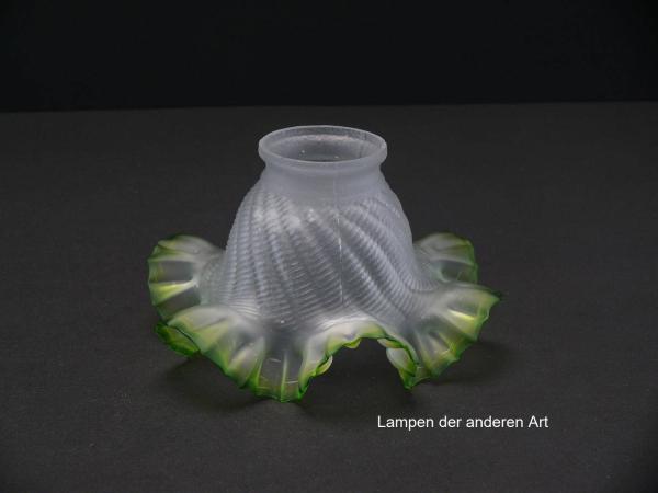 Jugendstil Lampenschirm gebraucht, Glas grau satiniert, gewellter Rand grün auslaufend, Wandung reliefiert, Nostalgie Ersatzglas für alte Lampen D: ca.17cm, H: ca.10cm, Glashalterand Griffrand 6cm