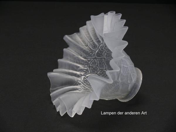 Jugendstil Lampenschirm gebraucht, Zylinder reliefierte Wandung, Dekor stilisiertes Myzel, eng gefalteter Abschlussrand, Nostalgieschirm Ersatzglas D: ca.17cm, H: ca.11cm, Glashalter Griffrand Ø 6cm, seitlich