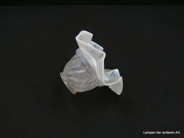 Jugendstil Lampenschirm gebraucht, Blütenform, obere Wandungszone reliefiertes Klarglas, anschließend markante breite Milchglaslinie, gekniffener milchig-weißer reliefierter ausgestellter Rand, Ersatzglas D: 17cm, H: 12cm, Griffrand 6cm liegend