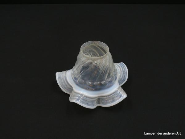 Jugendstil Lampenschirm gebraucht, Blütenform, obere Wandungszone reliefiertes Klarglas, anschließend markante breite Milchglaslinie, gekniffener milchig-weißer reliefierter ausgestellter Rand, Ersatzglas D: 17cm, H: 12cm, Griffrand 6cm
