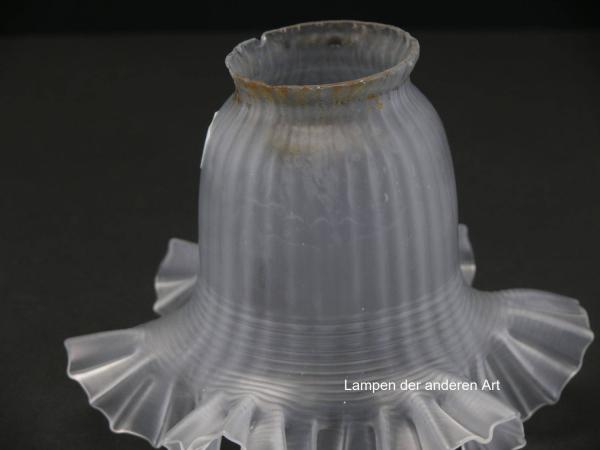 antiker Jugendstil Lampenschirm, satinierter Grund, reliefierte Oberfläche, Nostalgie Ersatzglas, D: ca.17cm, H: ca.12cm, Glashalter Griffrand 6cm, Detail Griffrand