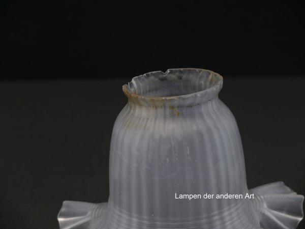 antiker Jugendstil Lampenschirm, satinierter Grund, reliefierte Oberfläche, Nostalgie Ersatzglas, D: ca.17cm, H: ca.12cm, Glashalter Griffrand 6cm, Detail Verfärbung Griffrand