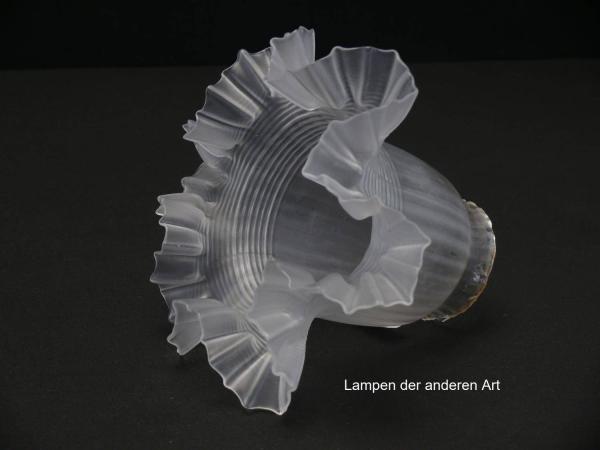 antiker Jugendstil Lampenschirm, satinierter Grund, reliefierte Oberfläche, Nostalgie Ersatzglas, D: ca.17cm, H: ca.12cm, Glashalter Griffrand 6cm, seitlich