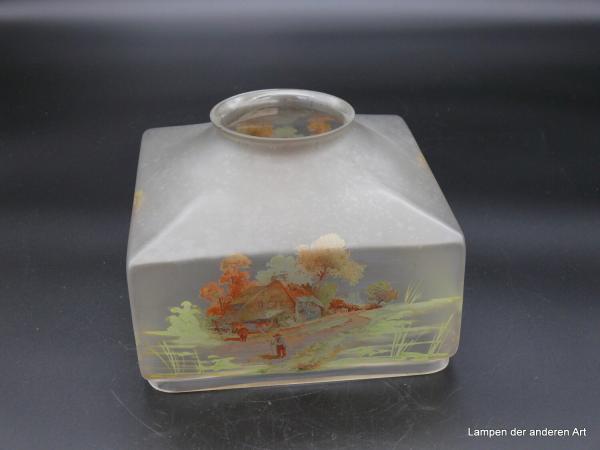 Jugendstil Lampenschirm gebraucht, quadratischer Glasschirm satiniert grau mit Dekor Bauernkate/Landleben in zwei verschiedenen Darstellungen jeweils gegenüberliegend, Sicke für Perlfransenbehang vorhanden, Ersatzschirm D: 12cm, H: 17cm, Griffrand 8cm