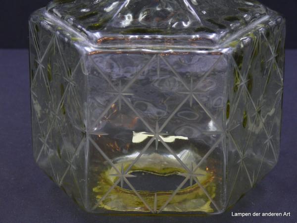 Art Deco Lampenschirm gebraucht, sechs Rechtecke bilden die Form des Nostalgieglases aus olivgelb-grünem Glas, geschliffene Rauten und kleine Sterne lassen den Ersatzschirm zusätzlich strahlen, D: 17cm, H: 15cm, Glashalterand Griffrand 8cm, Detail Schliff