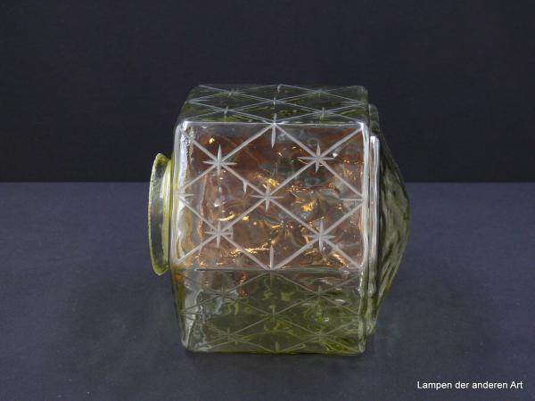 Art Deco Lampenschirm gebraucht, sechs Rechtecke bilden die Form des Nostalgieglases aus olivgelb-grünem Glas, geschliffene Rauten und kleine Sterne lassen den Ersatzschirm zusätzlich strahlen, D: 17cm, H: 15cm, Glashalterand Griffrand 8cm, liegend