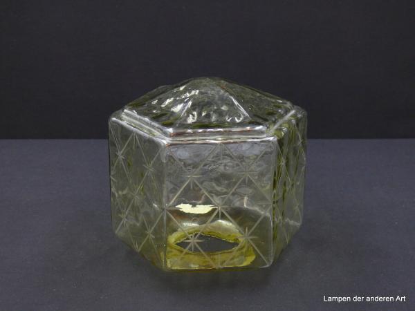Art Deco Lampenschirm gebraucht, sechs Rechtecke bilden die Form des Nostalgieglases aus olivgelb-grünem Glas, geschliffene Rauten und kleine Sterne lassen den Ersatzschirm zusätzlich strahlen, D: 17cm, H: 15cm, Glashalterand Griffrand 8cm