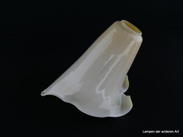 Jugendstil Lampenschirm gebraucht, Glas gelblich glänzend, glatte Wandung, Form nachempfundene Callablüte, Nostalgie Ersatzglas, D: ca. 17cm, H: ca.21cm, ohne Glashalter Griffrand, Loch 30mm, seitlich