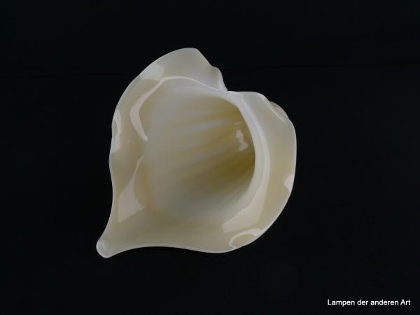 Jugendstil Lampenschirm gebraucht, Glas gelblich glänzend, glatte Wandung, Form nachempfundene Callablüte, Nostalgie Ersatzglas, D: ca. 17cm, H: ca.21cm, ohne Glashalter Griffrand, Loch 30mm, von unten