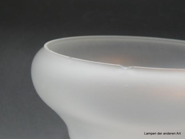Art Deco Lampenschirm gebraucht, Glas satiniert grau, D: 17cm, H: 11cm, Griff-Rand: 6cm, Detail unterer Rand