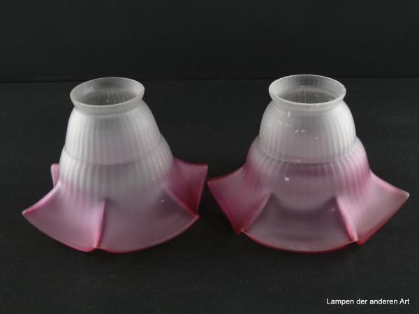 2-er Set Jugendstil Lampenschirm gebraucht, Glas satiniert, stilisierte Blüte, ab der Schirmmitte farbig rot gefasst, sechsfach spitz aufgezogener Rand, Nostalgie Ersatzschirm D: ca.17cm, H: ca.11cm, Griffrand 6cm, herstellungsbdingte Lufteinschlüsse