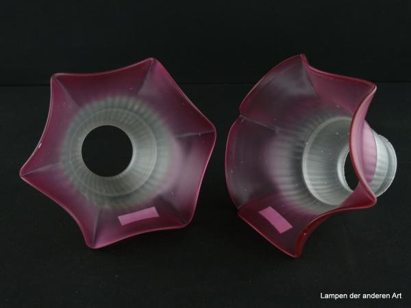2-er Set Jugendstil Lampenschirm gebraucht, Glas satiniert, stilisierte Blüte, ab der Schirmmitte farbig rot gefasst, sechsfach spitz aufgezogener Rand, Nostalgie Ersatzschirm D: ca.17cm, H: ca.11cm, Glashalter Griffrand 6cm, liegend