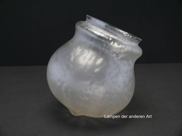 Jugendstil Lampenschirm gebraucht, Glas grau satiniert, Zwiebelturm, unterhalb der Schulter eingeschnürt, danach kugelförmig ausgeformt, Wandung genarbt, Nostalgie Ersatzglas, D: ca. 17cm, H: ca.20cm, Glashalter Griffrand 12,3cm, seitlich