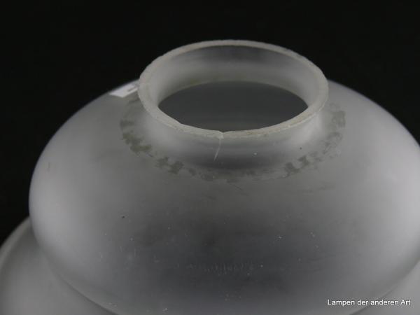 3-er Set Jugendstil Lampenschirme gebraucht, Glas satiniert grau, mittig eingeschnürte Glockenform, Schirm 1 - Detail Riss am Griffrand, Kratzer