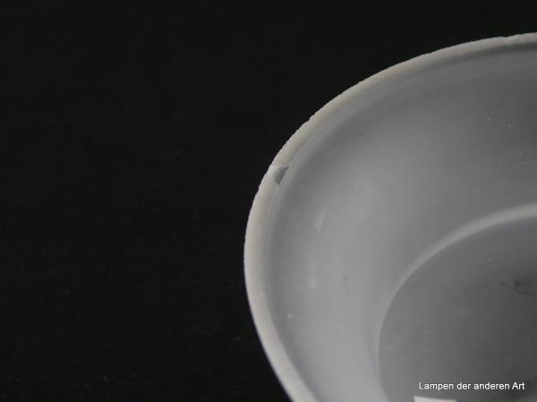 3-er Set Jugendstil Lampenschirme gebraucht, Glas satiniert grau, mittig eingeschnürte Glockenform, Schirm 2 - Detail kleine Chips am Rand